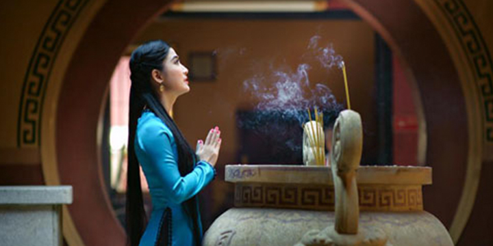 thắp nhang trầm hương