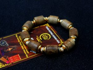 vong-tay-tram-huong-boc-vang